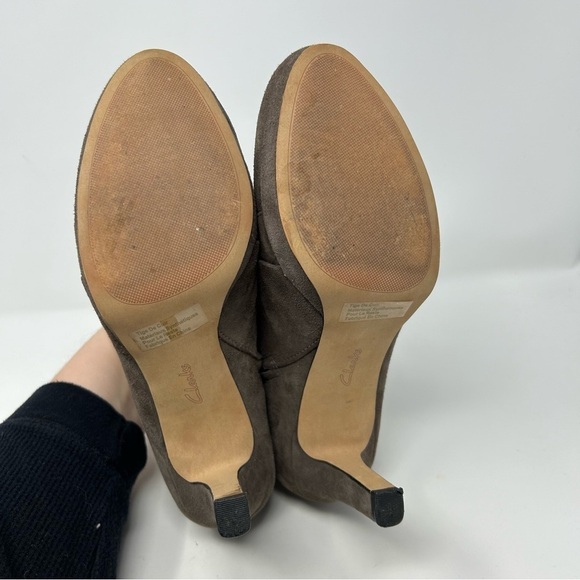 Clarks Artisan Kently Lala Dark Taupe Gray Suede Heel Booties Heels Size 9.5 - Picture 8 of 11